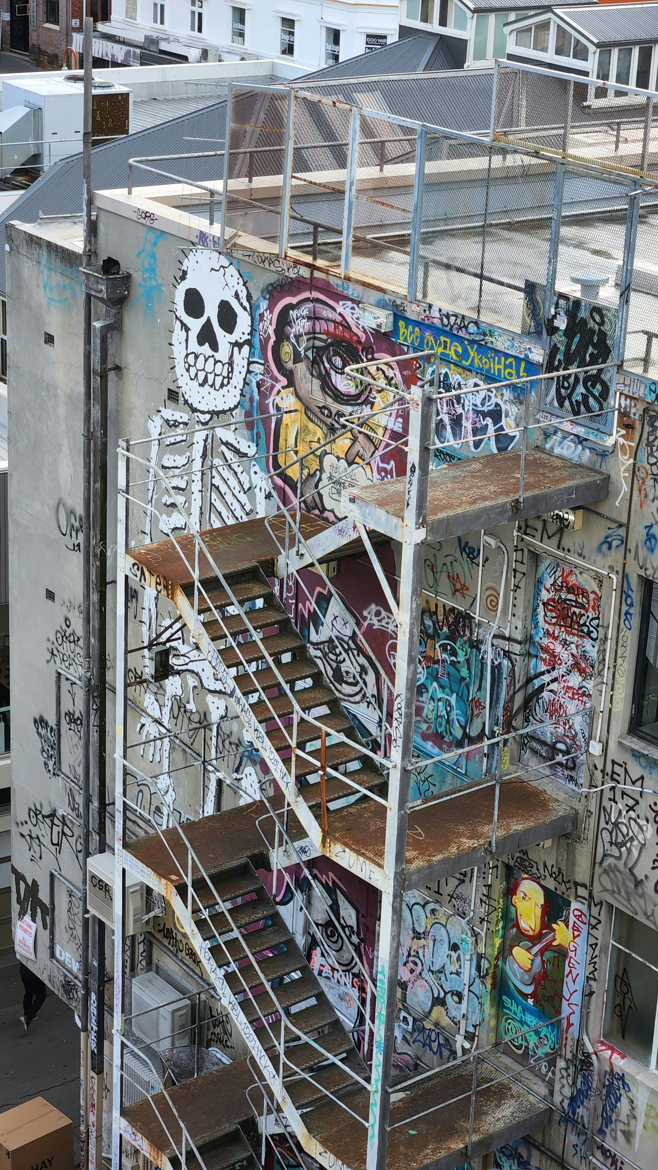 Un edificio con graffiti