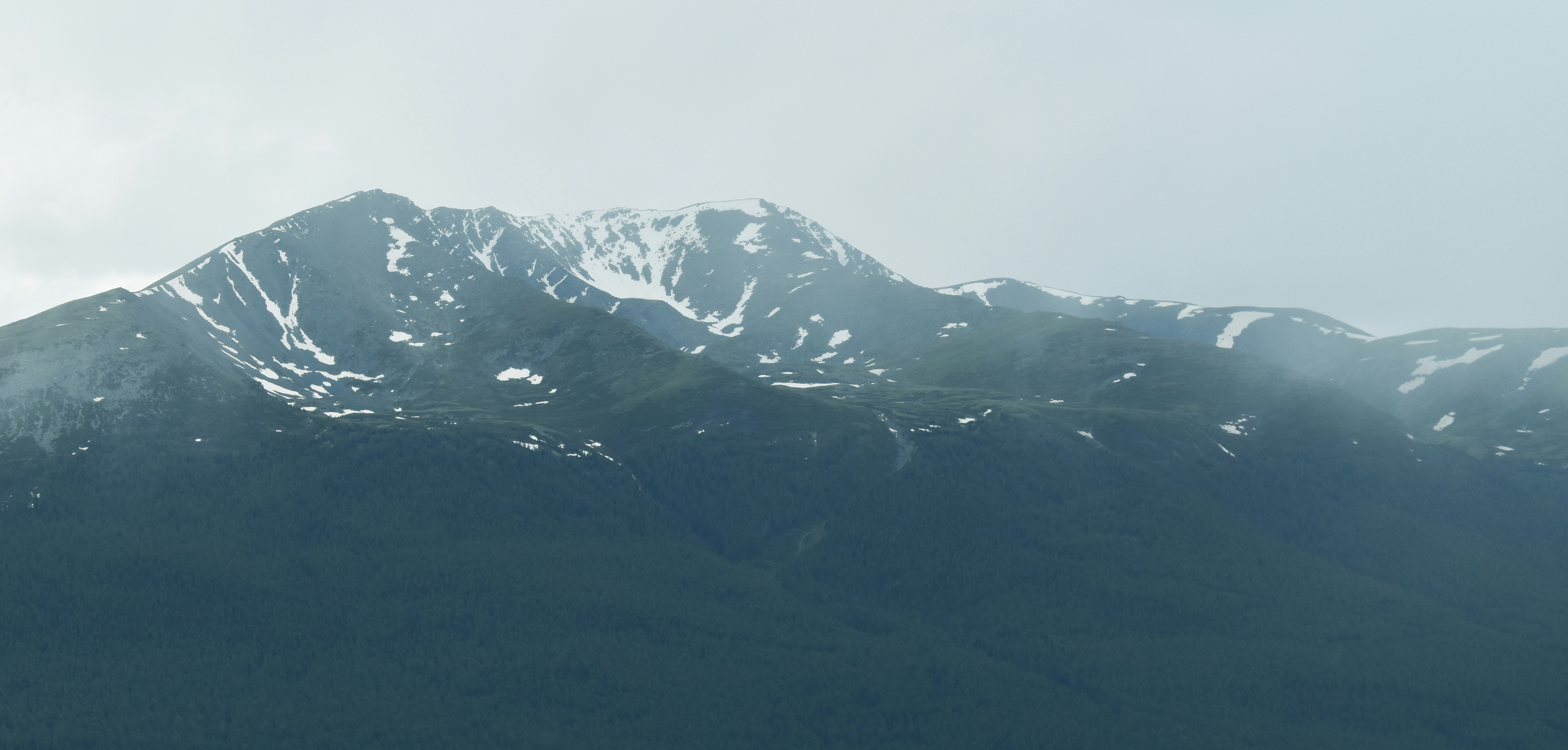 Une montagne enneigée