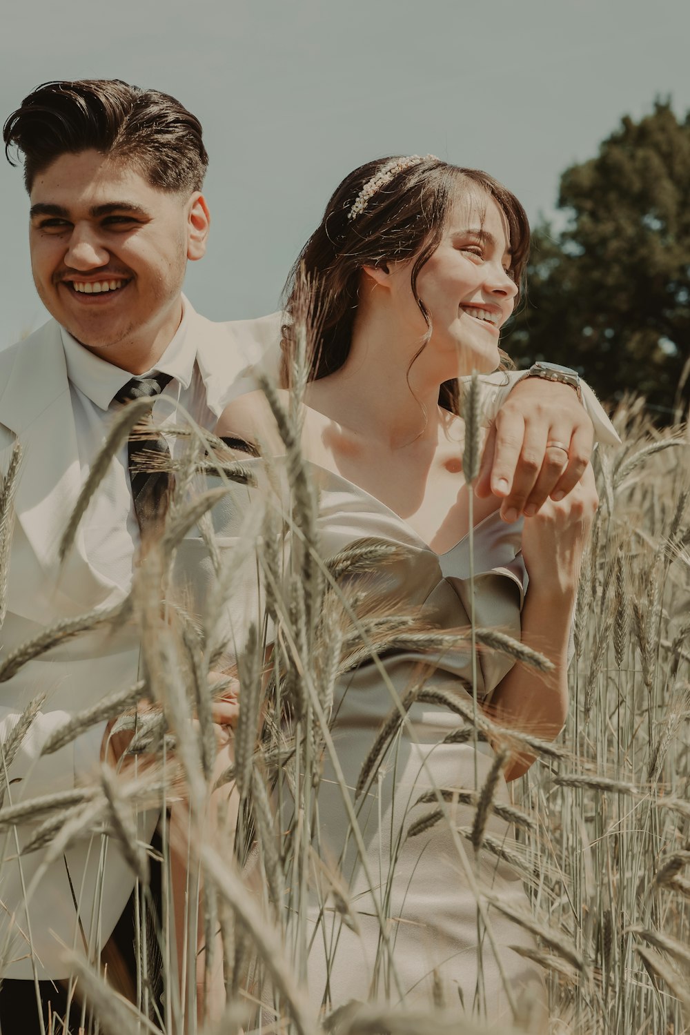 Ein Mann und eine Frau in Hochzeitskleidung