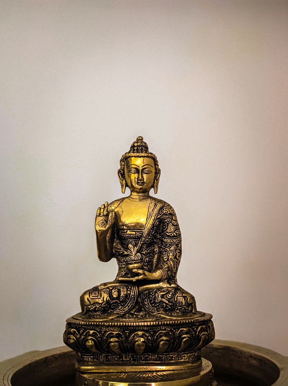 Una statua dorata del Buddha