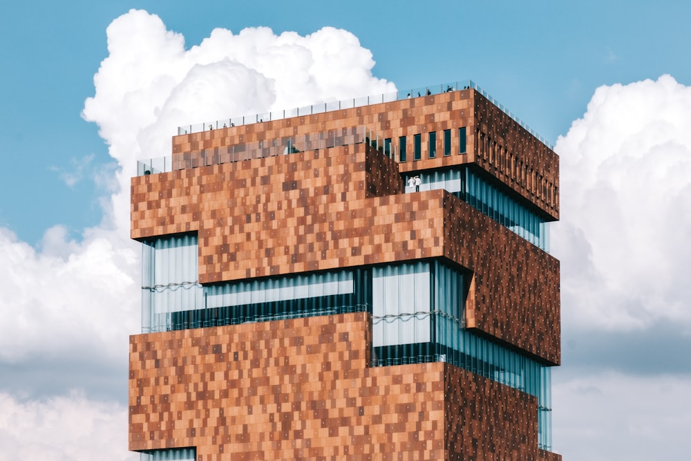 Un edificio con un cielo blu