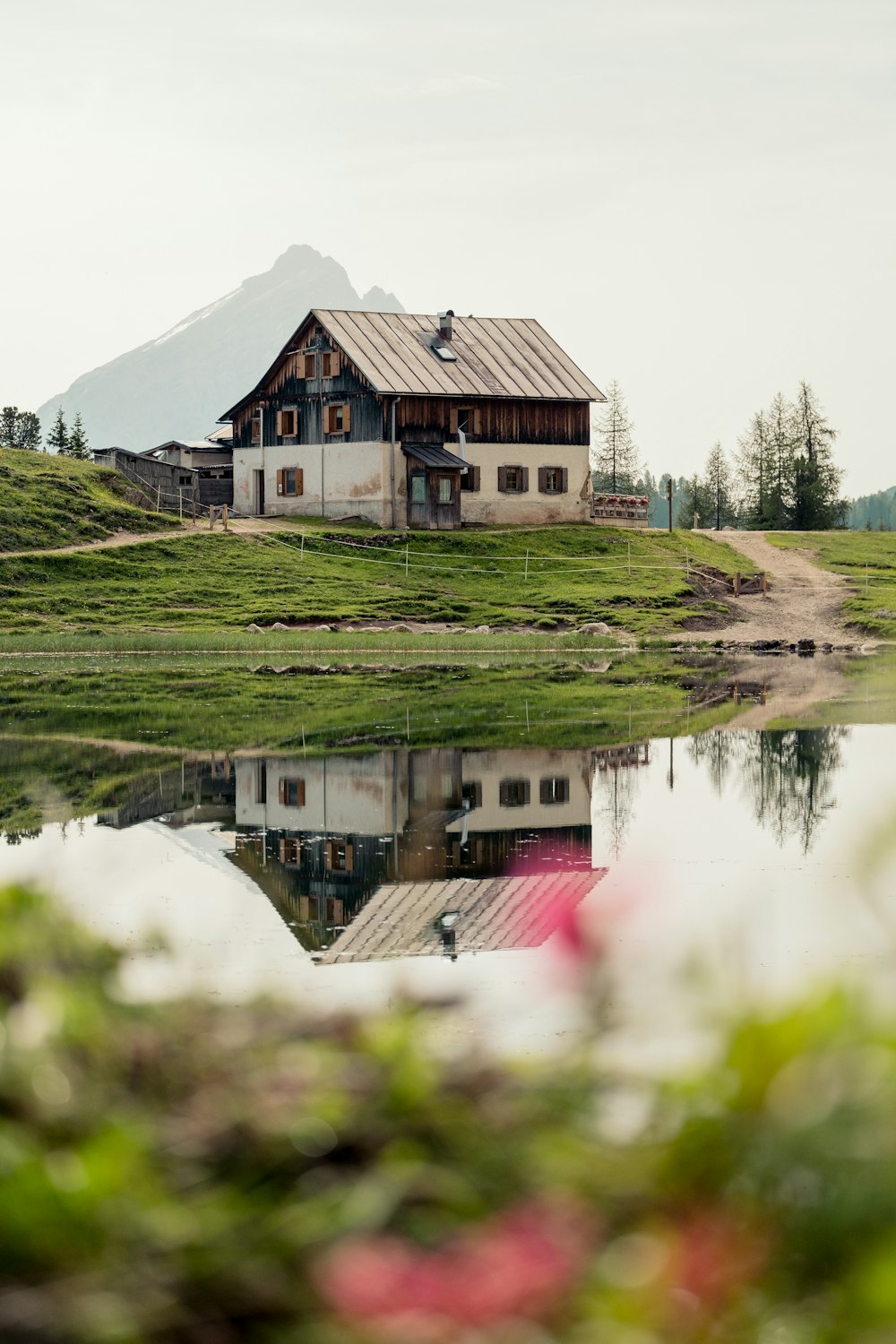 uma casa em uma colina à beira de um lago