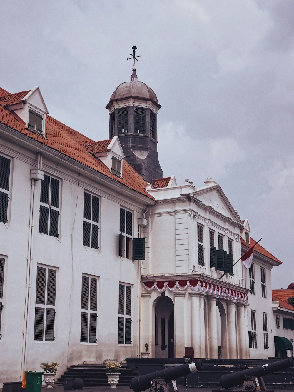Ein Glockenturm auf einem Gebäude