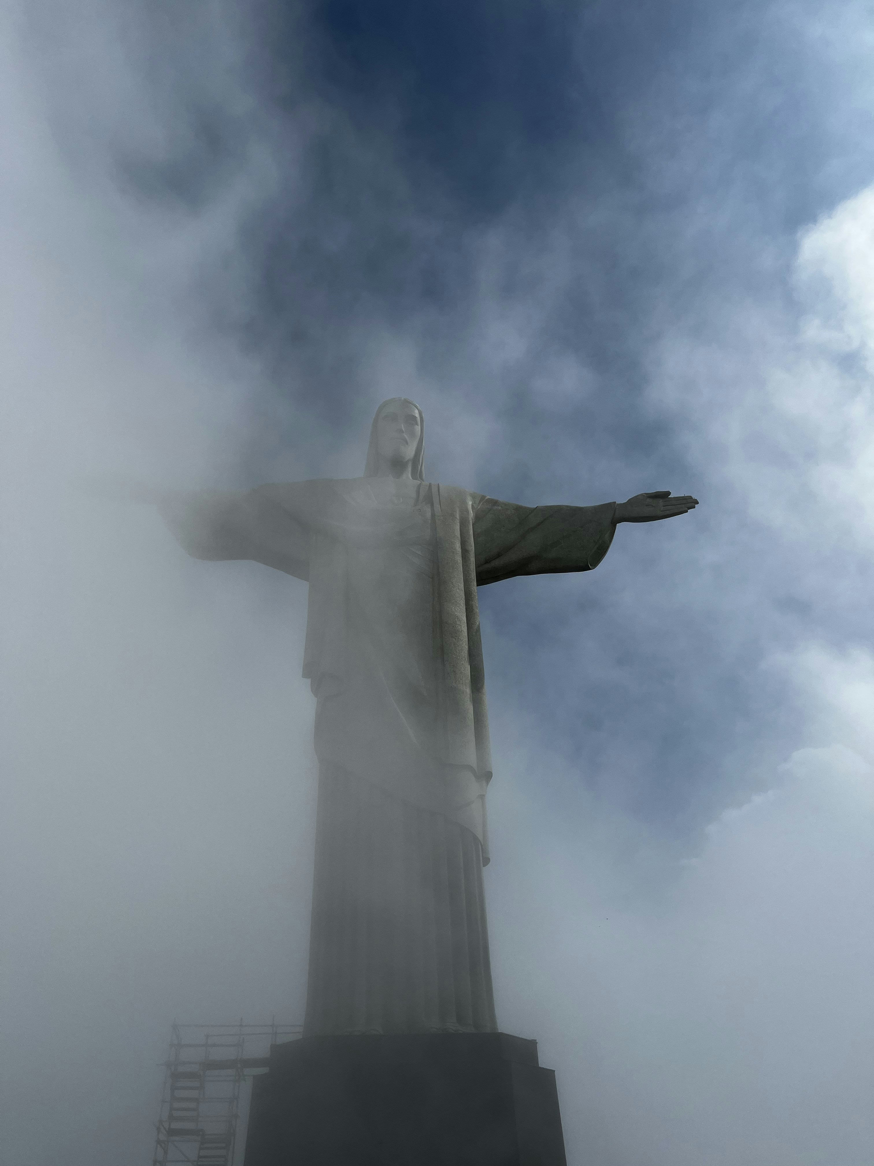a statue of a person holding the hand up