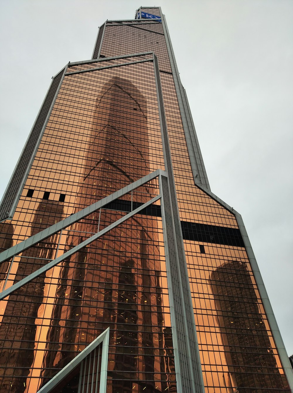 a tall building with a metal frame