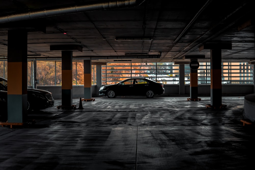 un'auto parcheggiata in un garage