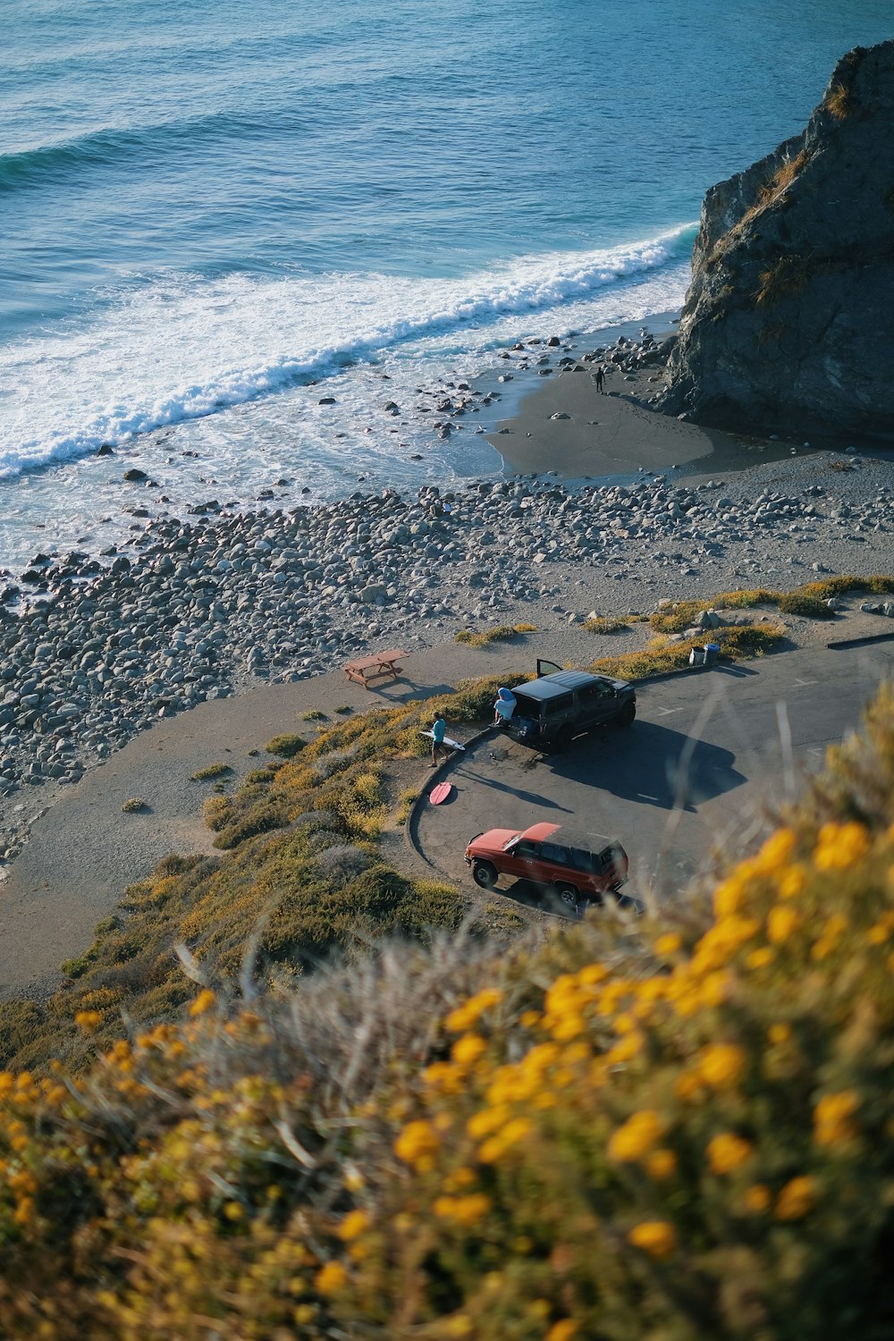 carros estacionados em uma praia