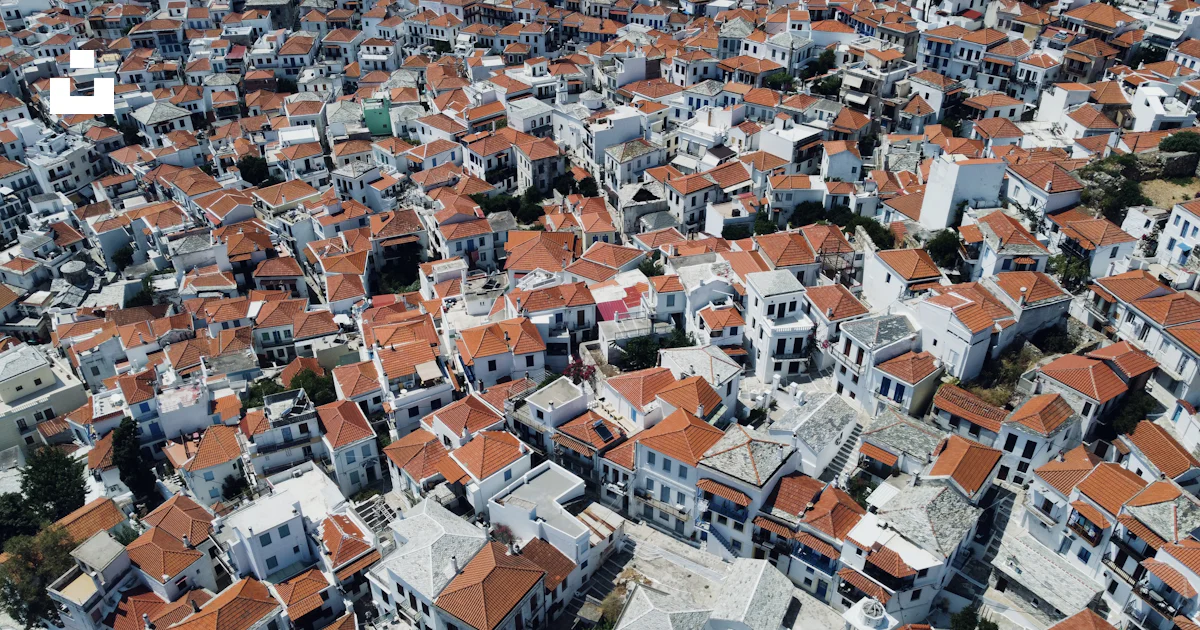 Splashed Buildings A large group of buildings photo – Free Σκόπελος Image on Unsplash