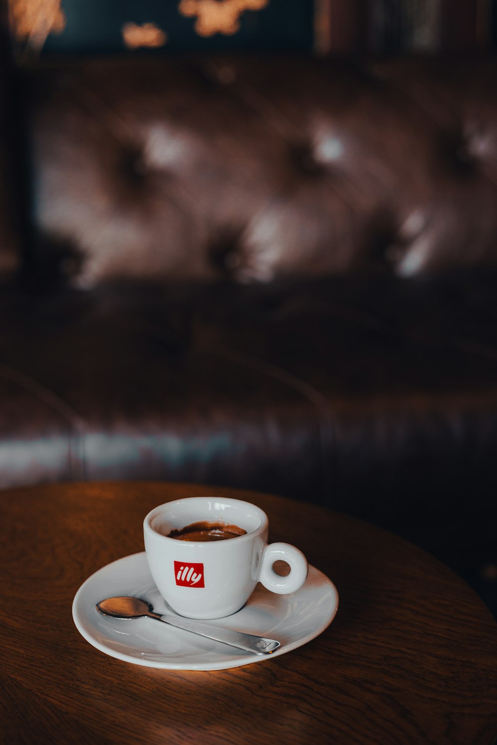 uma xícara de café em uma mesa