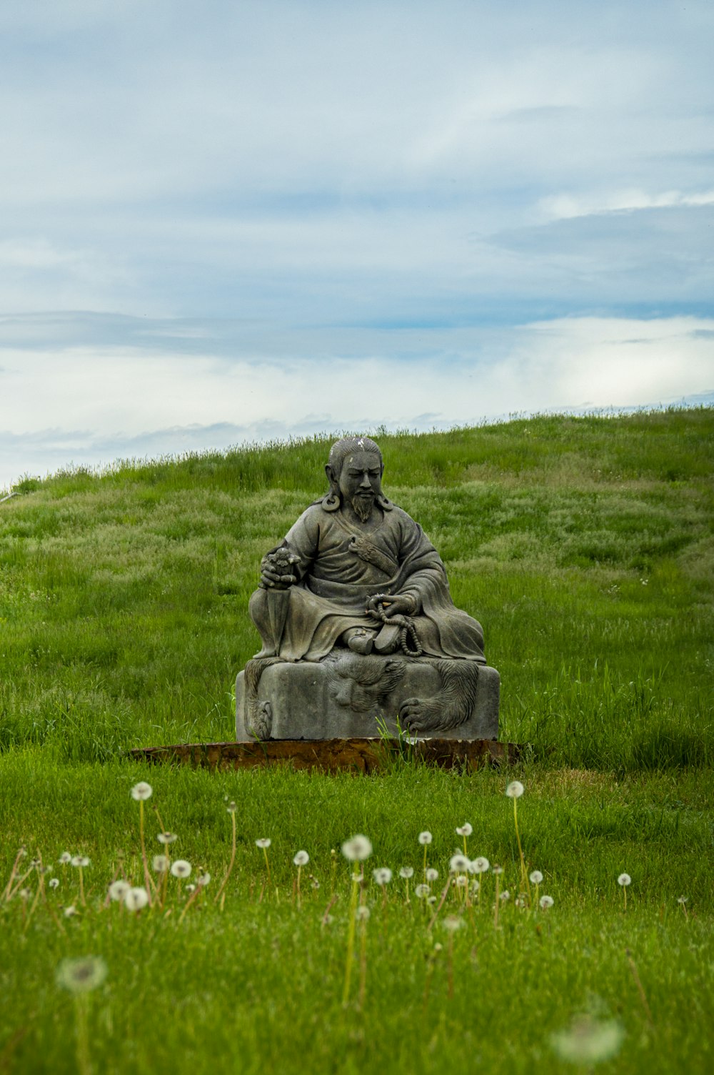 uma estátua em um campo gramado