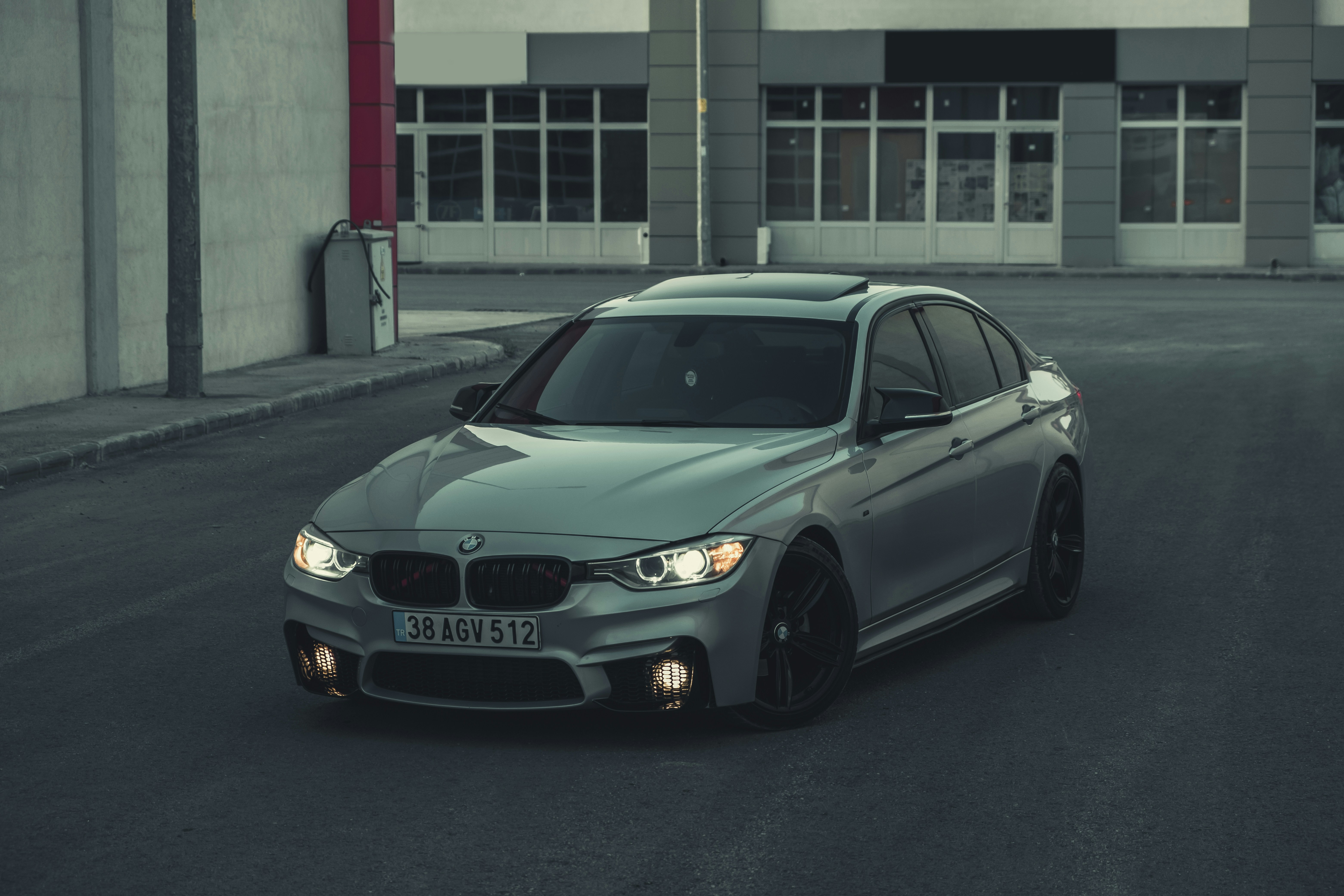 ein am Straßenrand geparktes Auto