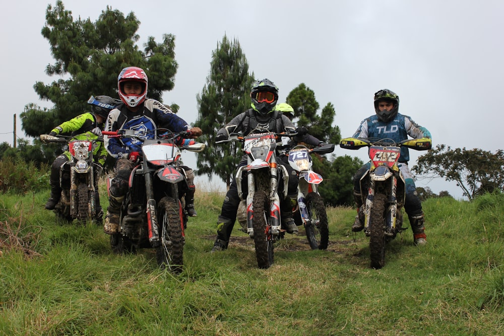 un gruppo di persone in moto