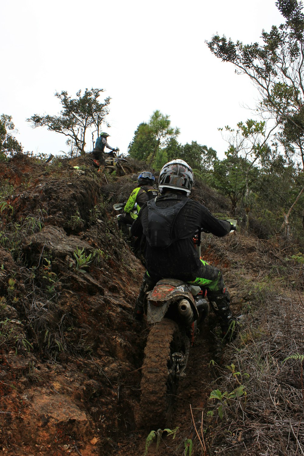 un groupe de personnes conduisant des motos hors route