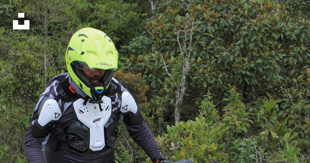 ダートバイクに乗っている人の写真 Unsplashの無料ラ カテドラル エンビガド写真