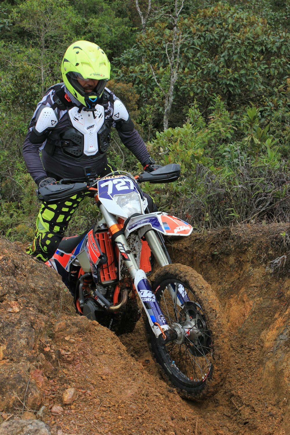 una persona montando una moto de cross