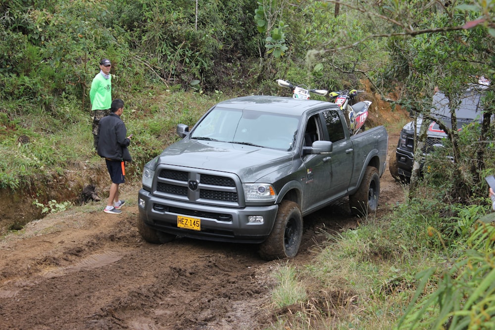 um caminhão em uma estrada de terra