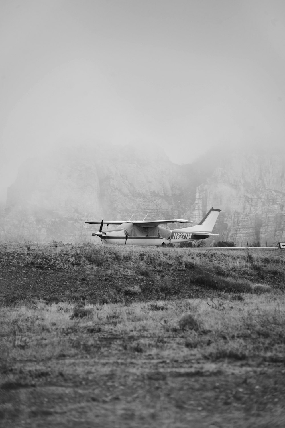 Ein Flugzeug auf einer Landebahn