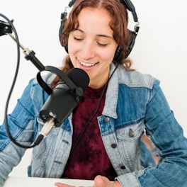 Una mujer locutando con auriculares