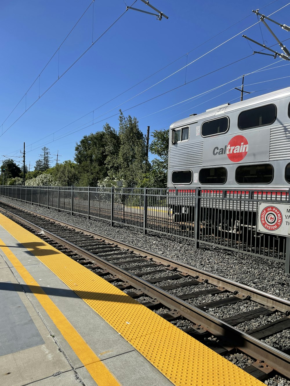 Ein Zug auf den Bahngleisen