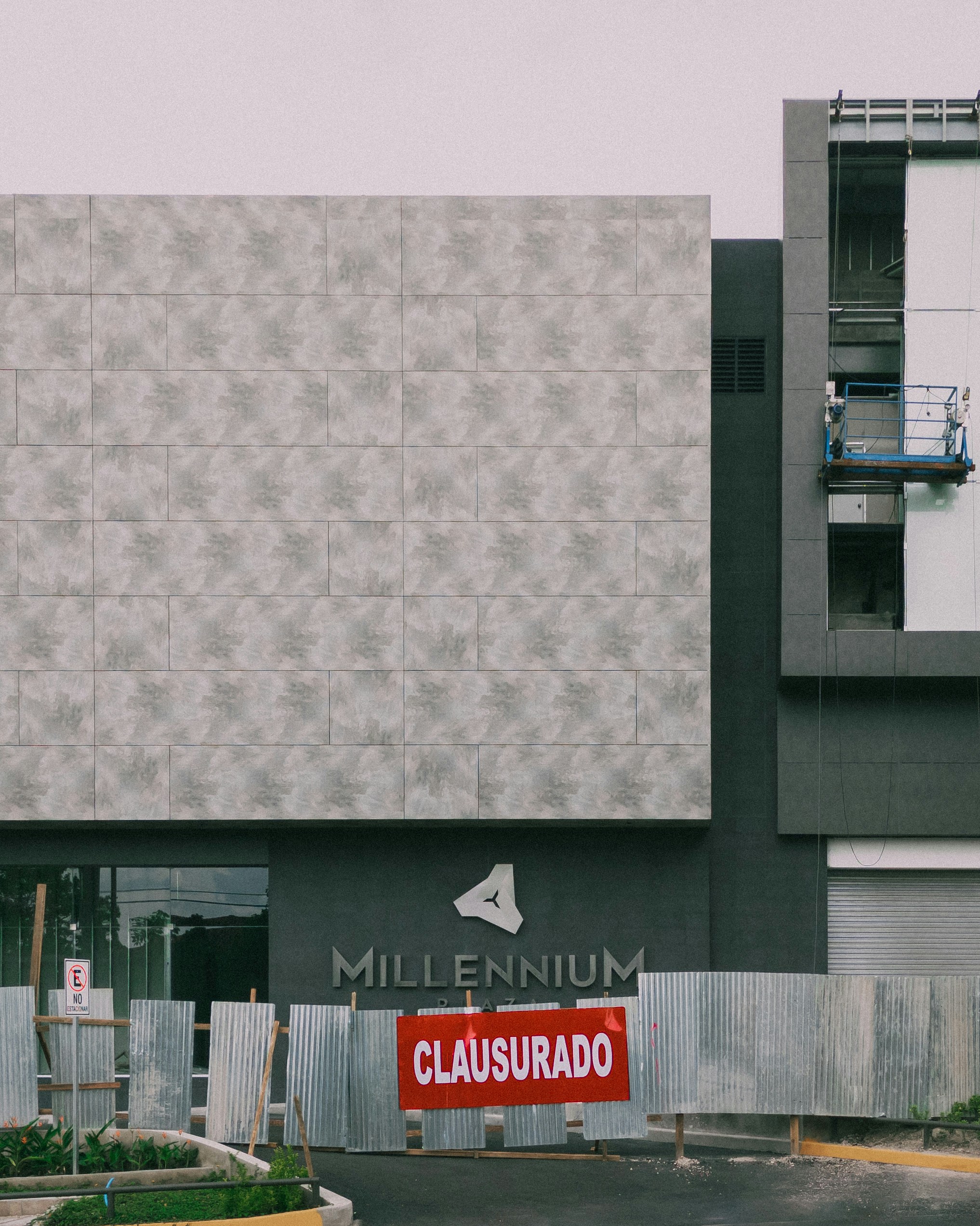 un edificio con un letrero