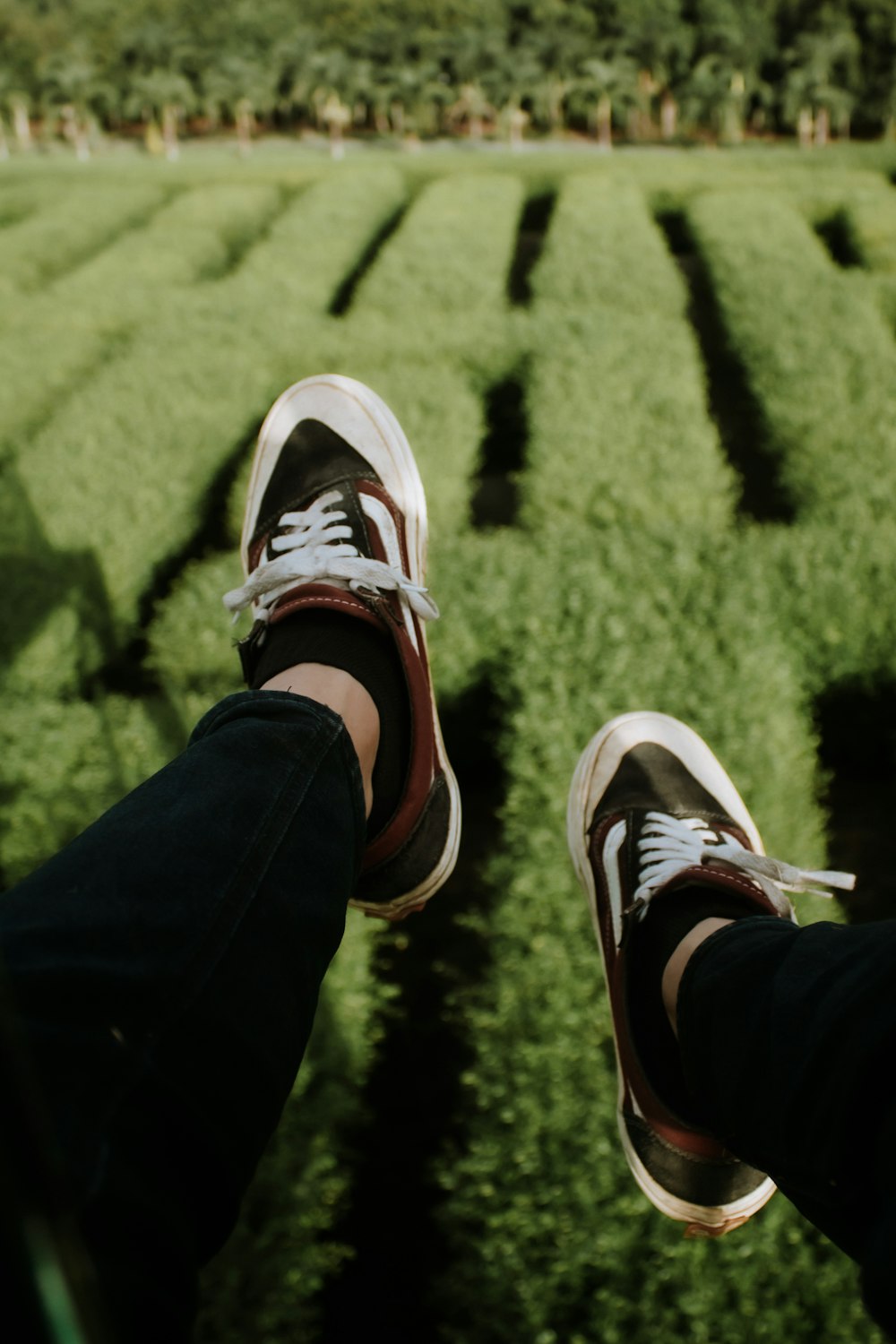 Un par de pies en zapatos blancos sobre hierba