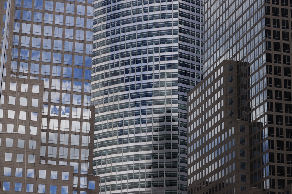 Un grupo de edificios altos