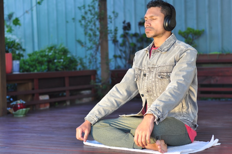 Uomo pratica meditazione con cuffie
