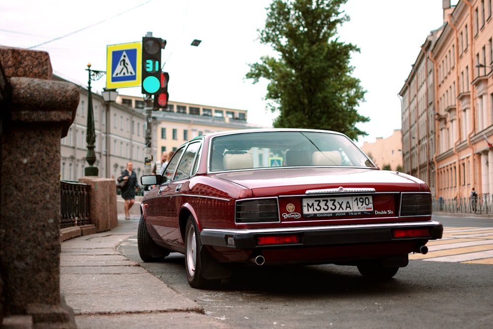 Ein Auto auf der Straße