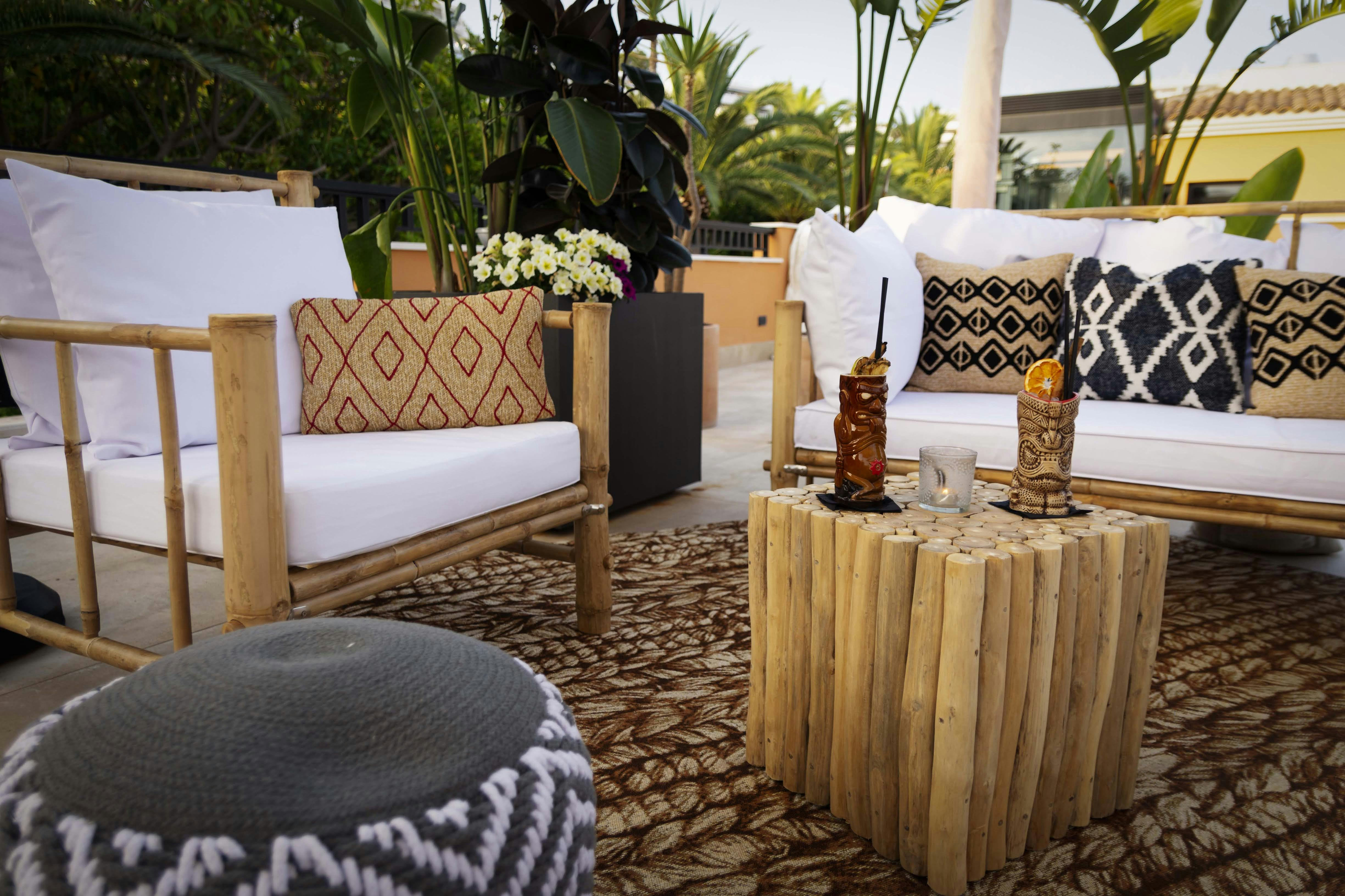 Una habitación con muebles blancos