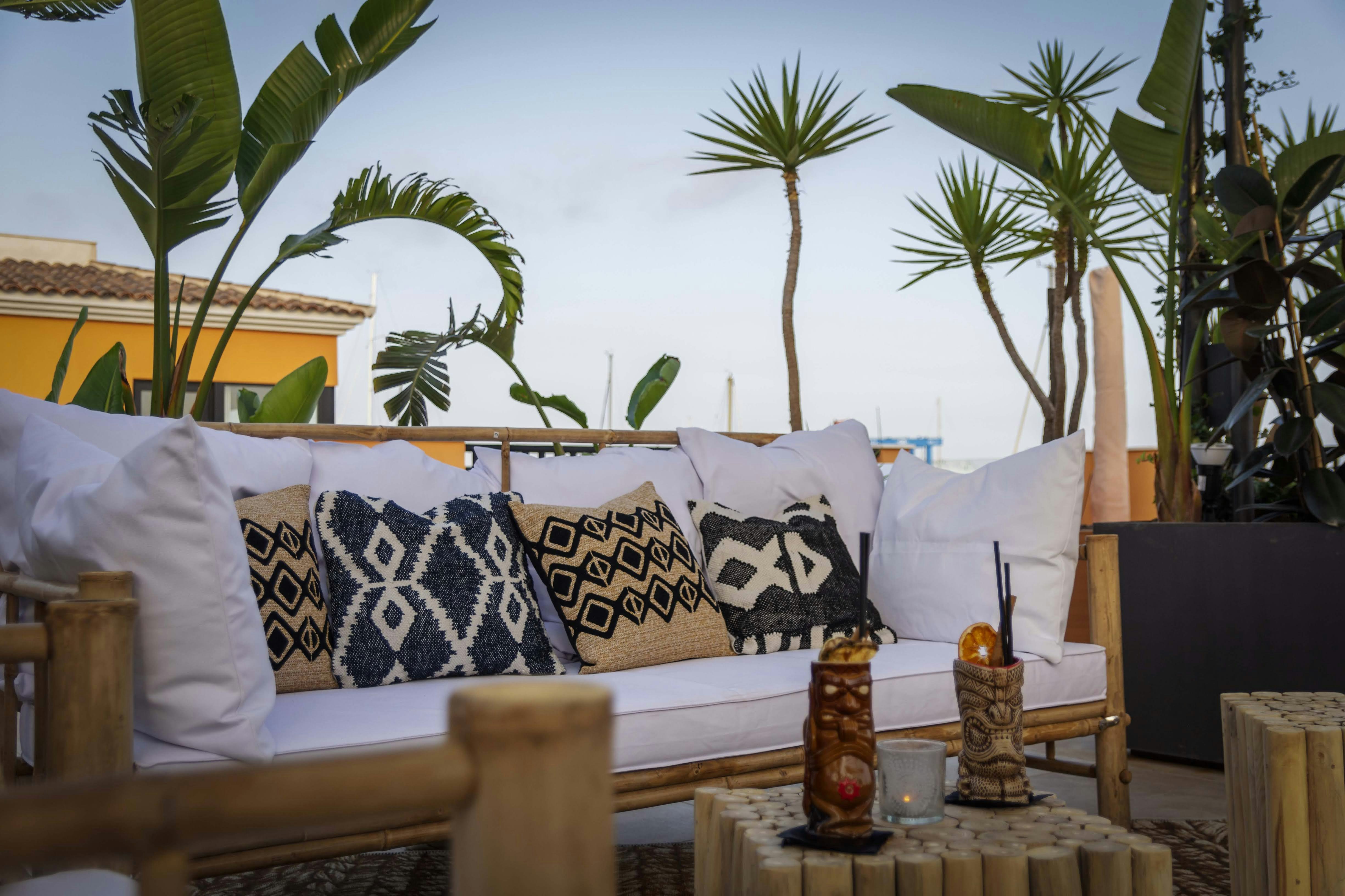 un sofá con almohadas y velas