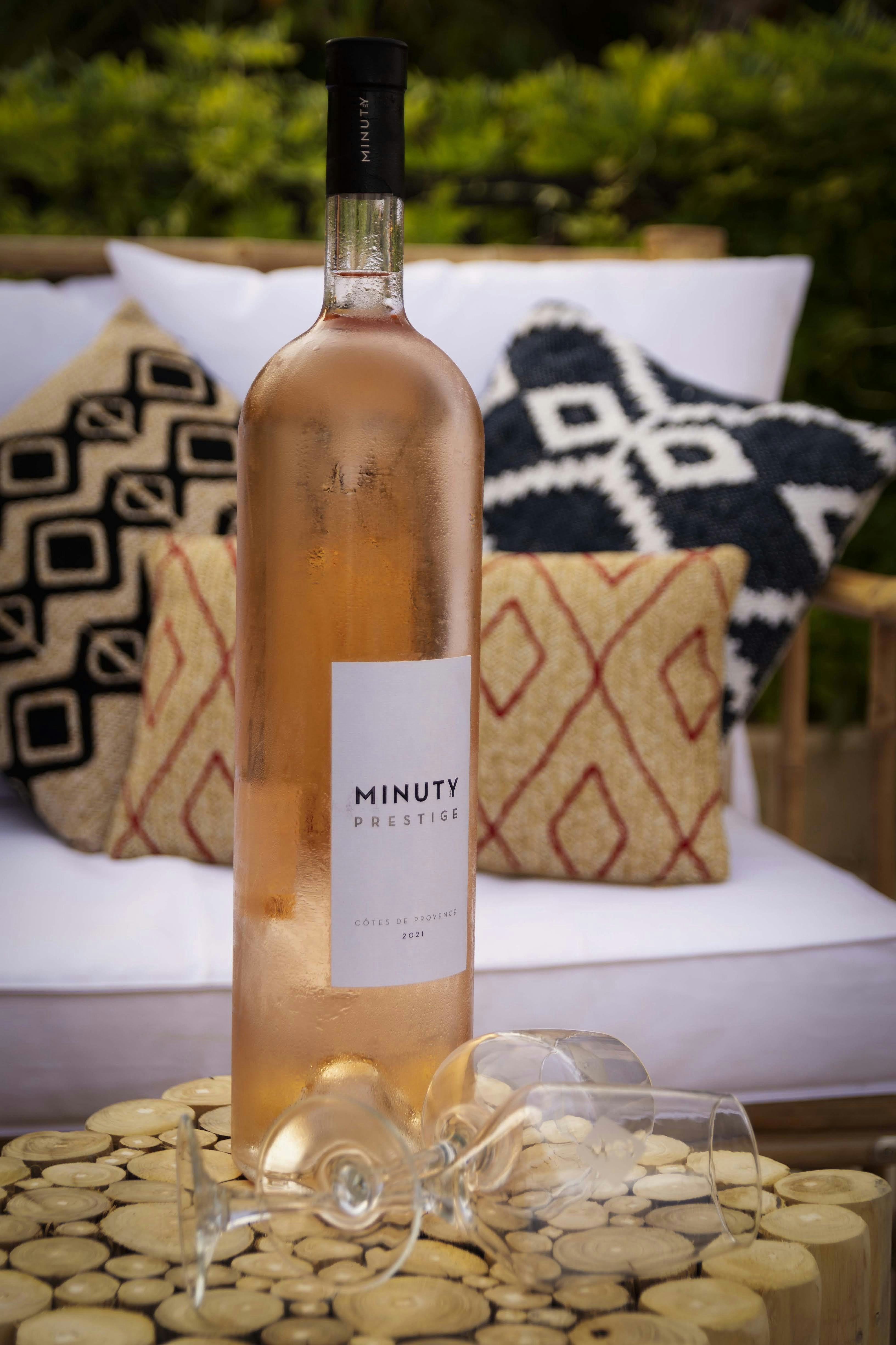 una botella de vino sobre una mesa