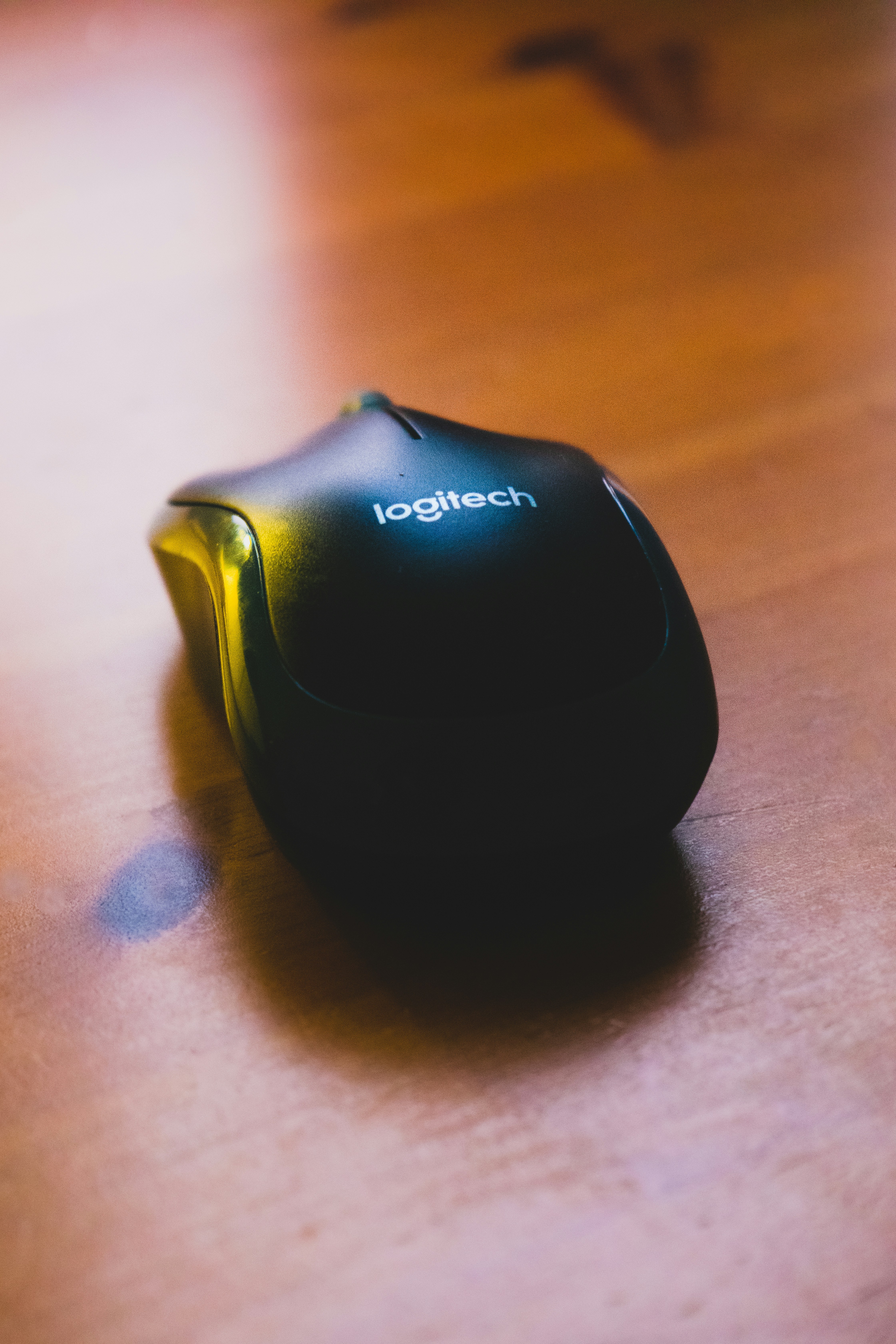 um mouse de computador preto