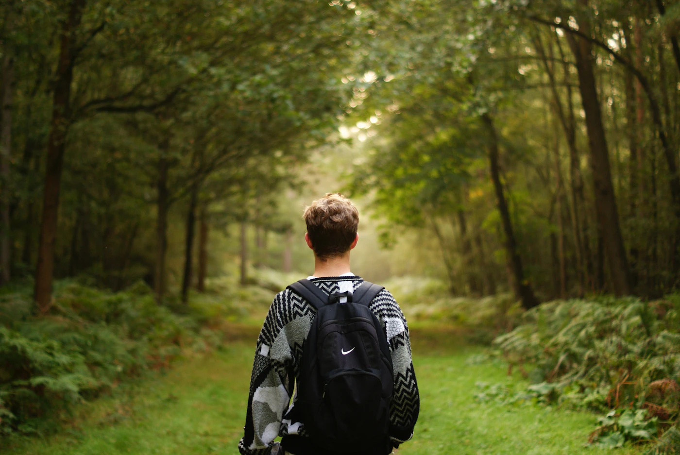Person läuft auf einem Waldweg als Symbol dafür, einen schwierigen Rauchmoment zu verlassen