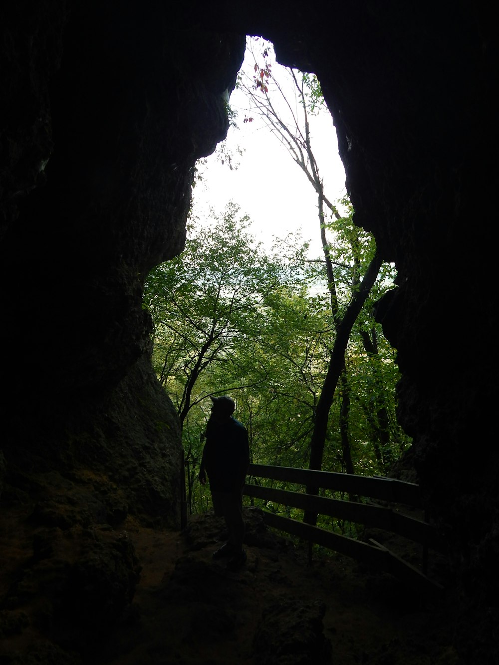 Una persona parada en una cueva