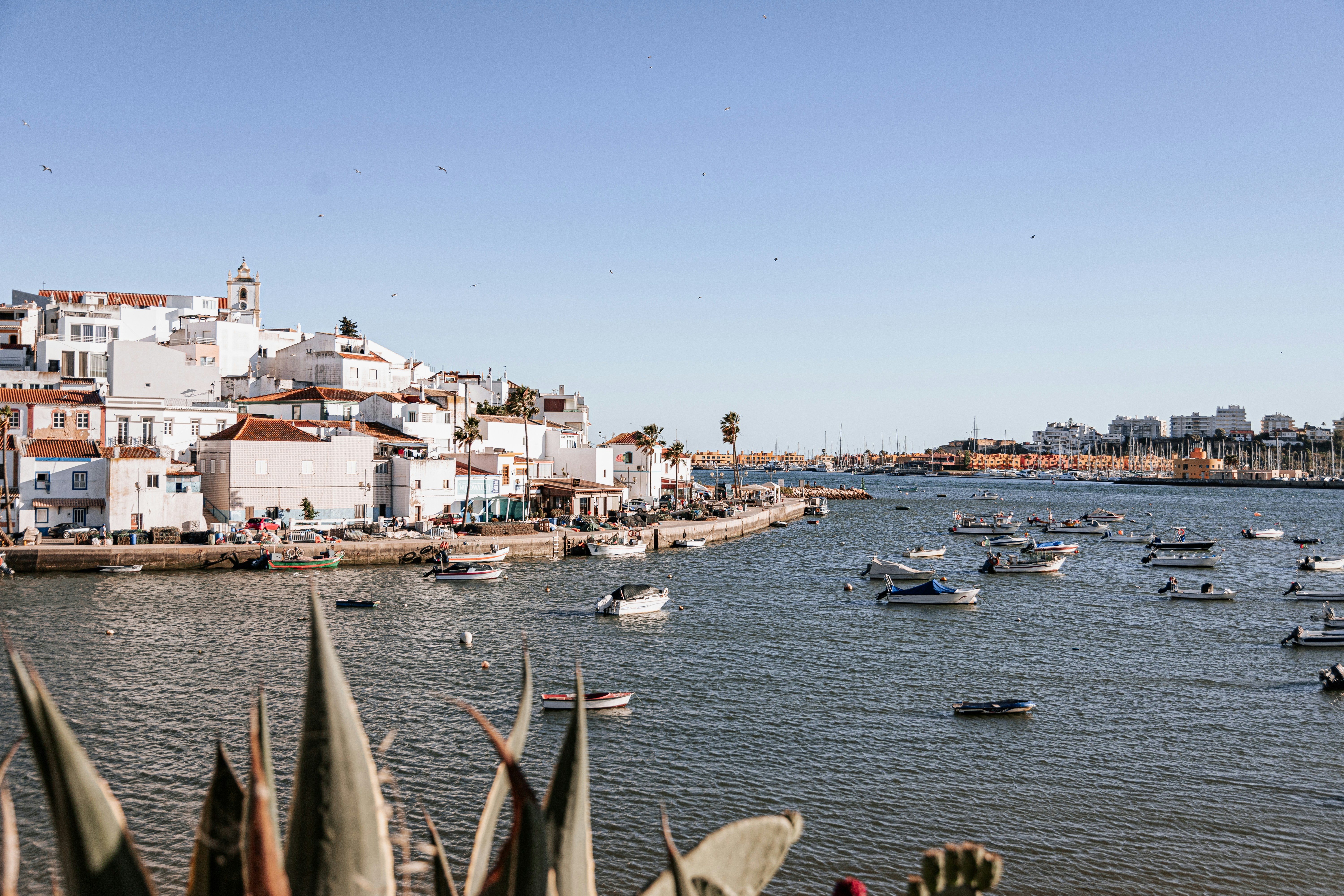 El pueblo de Ferregudo en el Algarve, Portugal [Foto: Micheile Henderson/Unsplash]