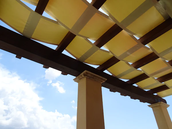 Pérgola de madera con lamas filtrando el sol