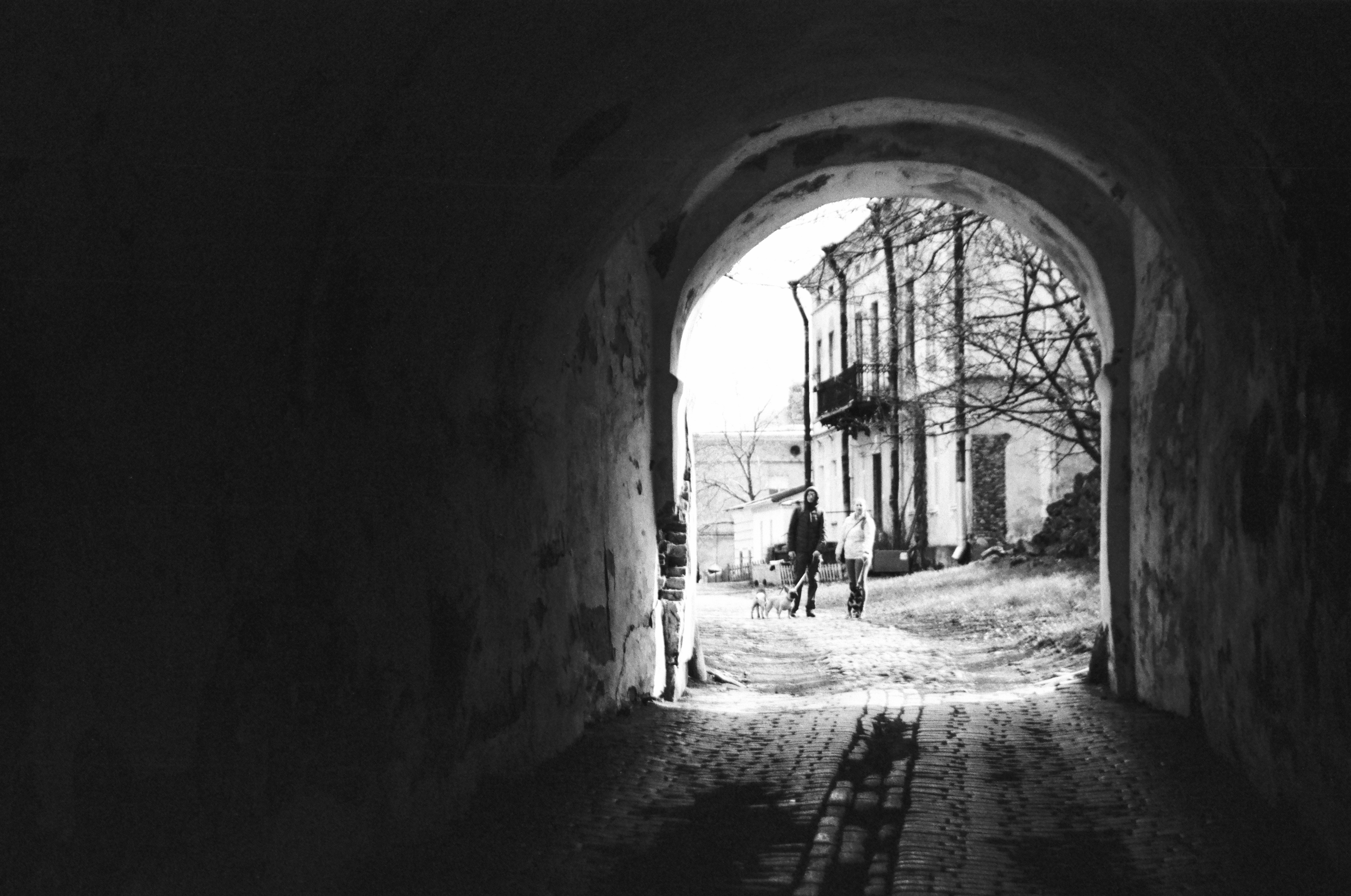 Eine Gruppe von Menschen, die durch einen Tunnel gehen
