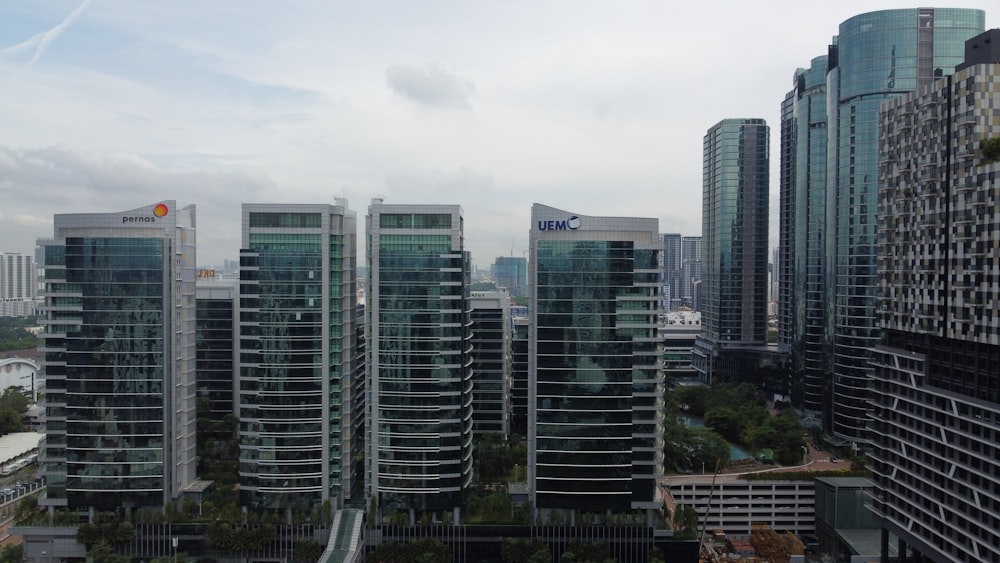 Un edificio alto en una ciudad