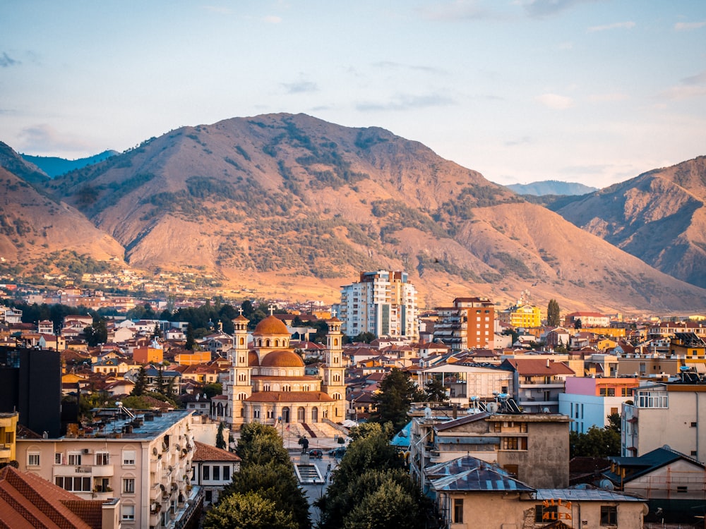 Una ciudad con montañas al fondo