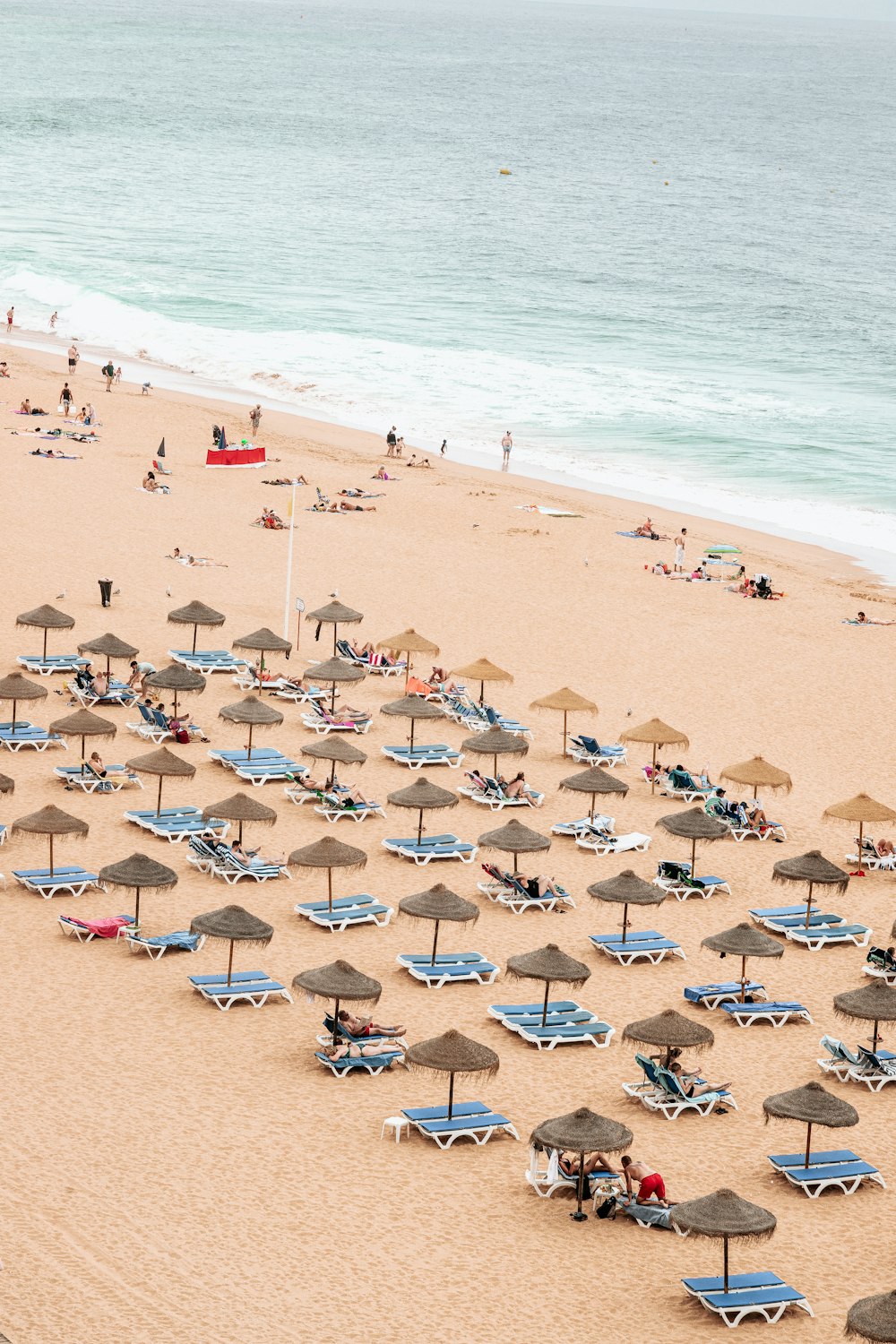 Une plage est remplie de parasols