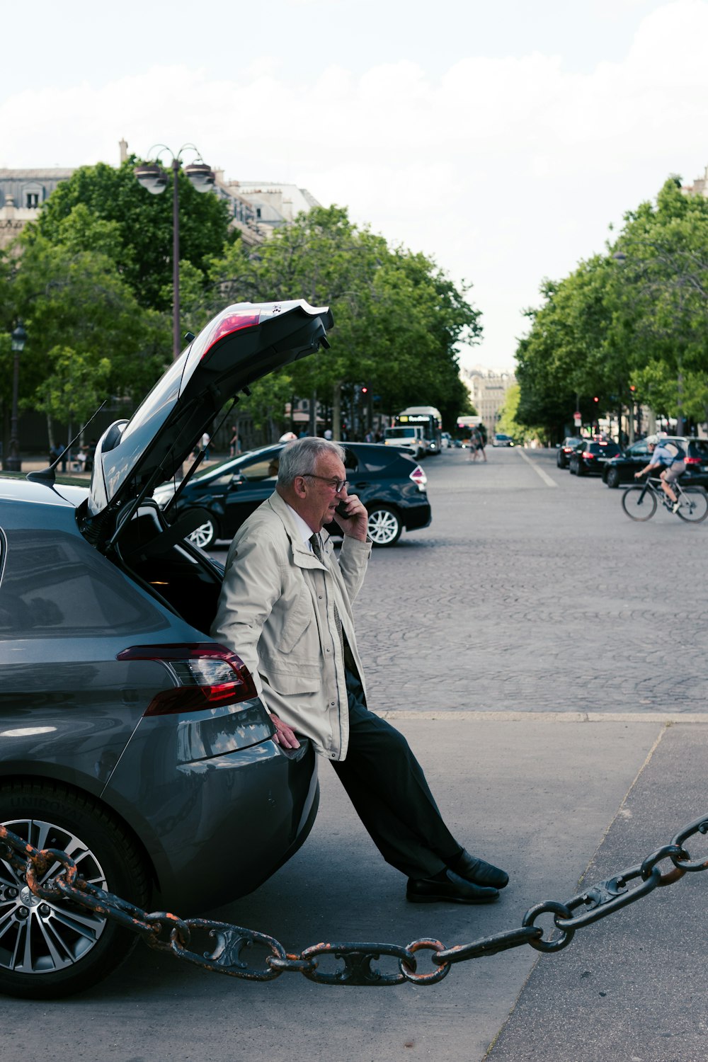 Un uomo in giacca e cravatta si siede su una bicicletta