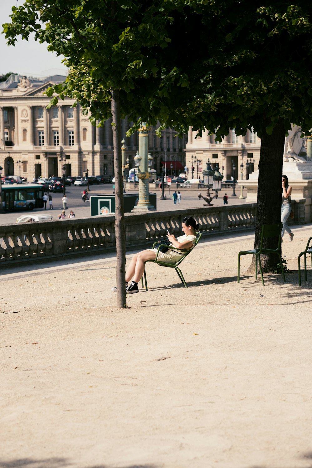 une personne assise sur une chaise