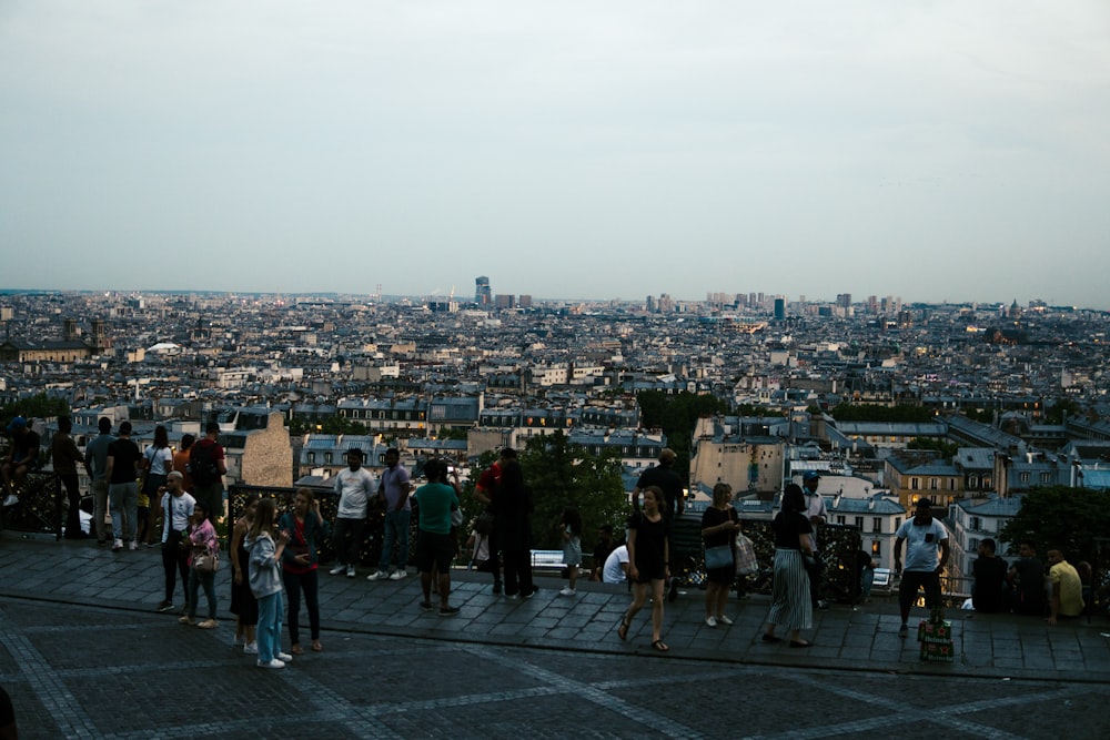 Eine Gruppe von Menschen steht auf einem Dach mit Blick auf eine Stadt