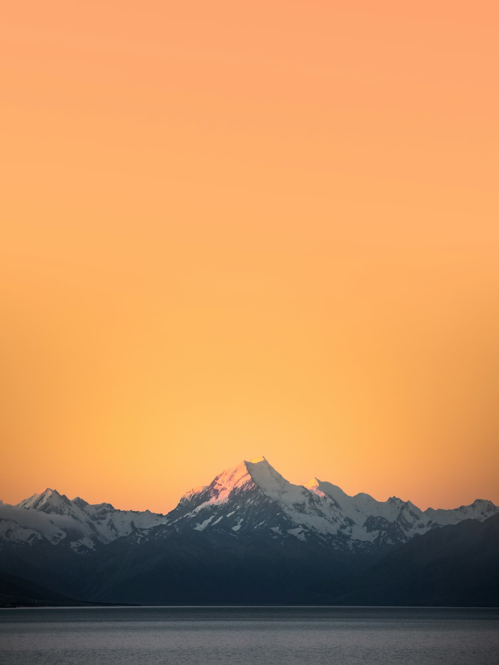 背景にオレンジ色の夕日