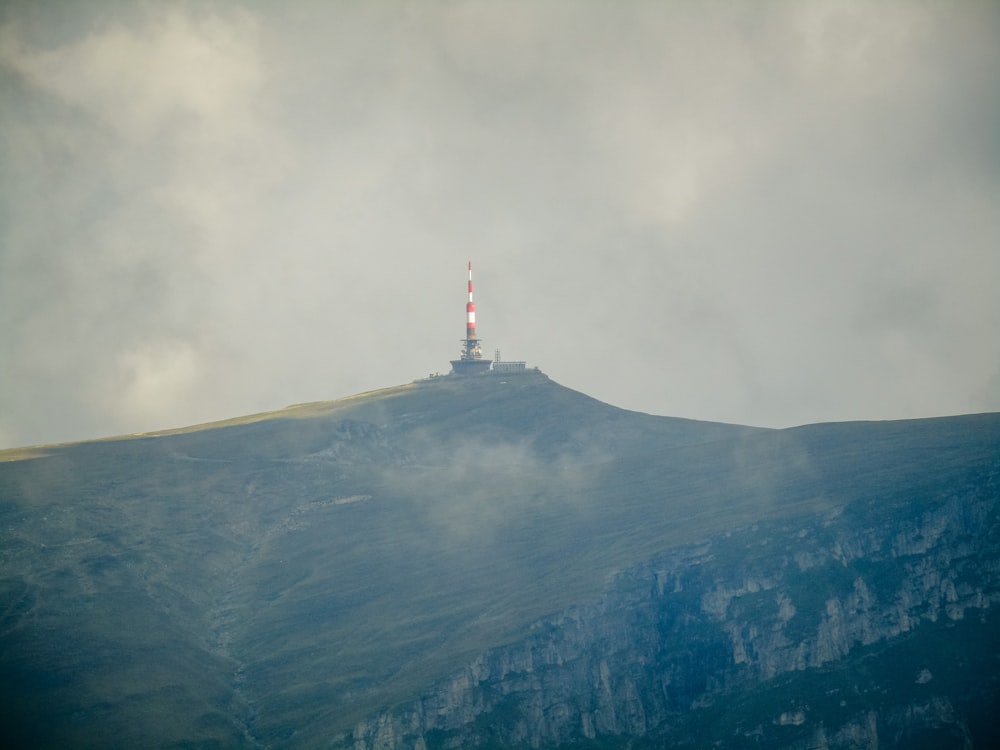 uma torre em uma montanha