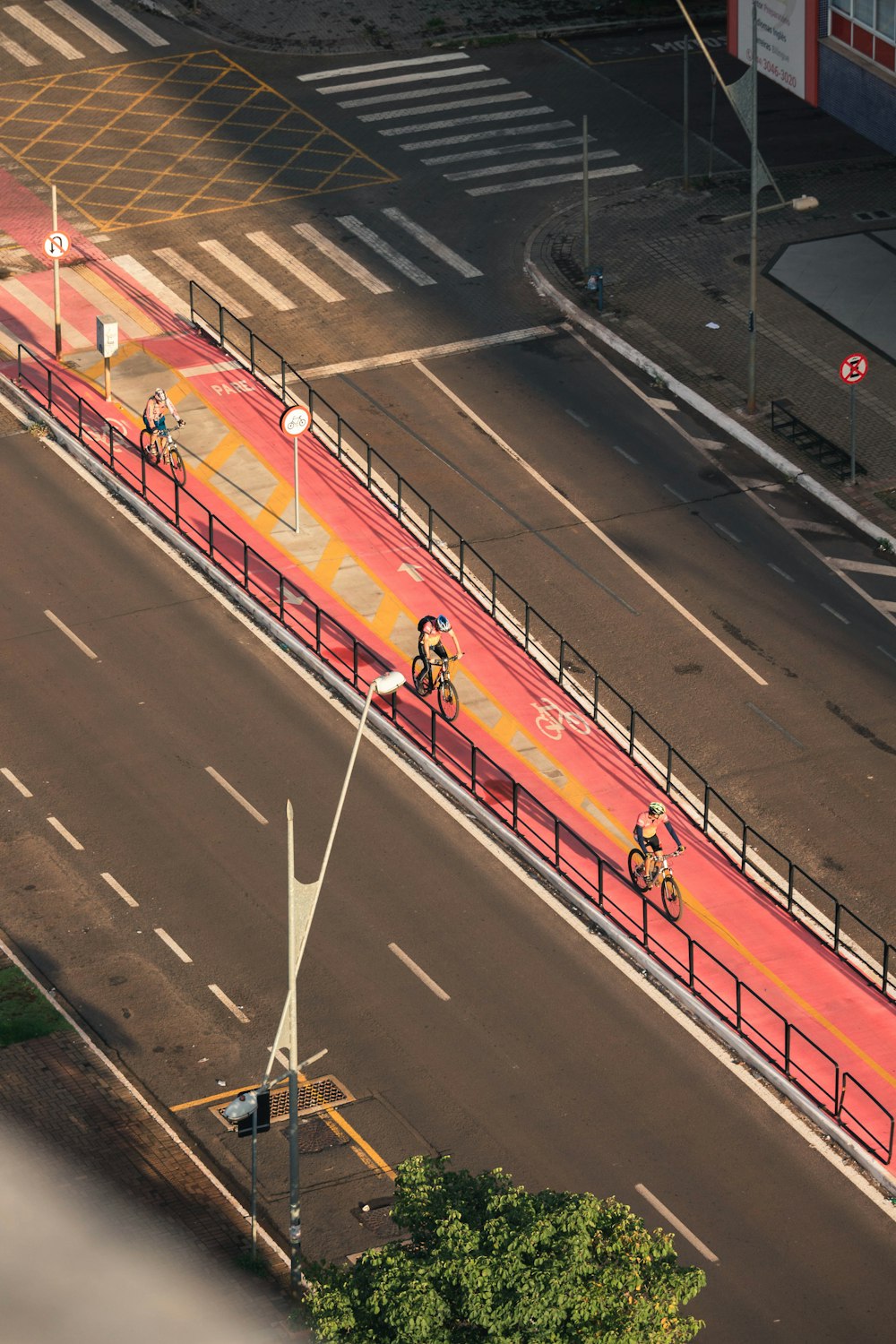 Eine Gruppe von Radfahrern fährt eine Straße entlang