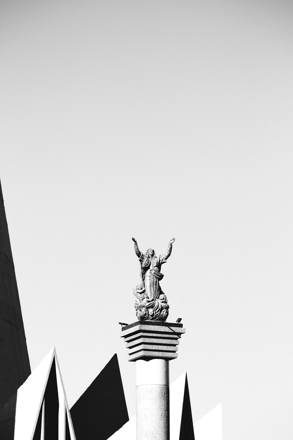 Una estatua en la parte superior de un edificio