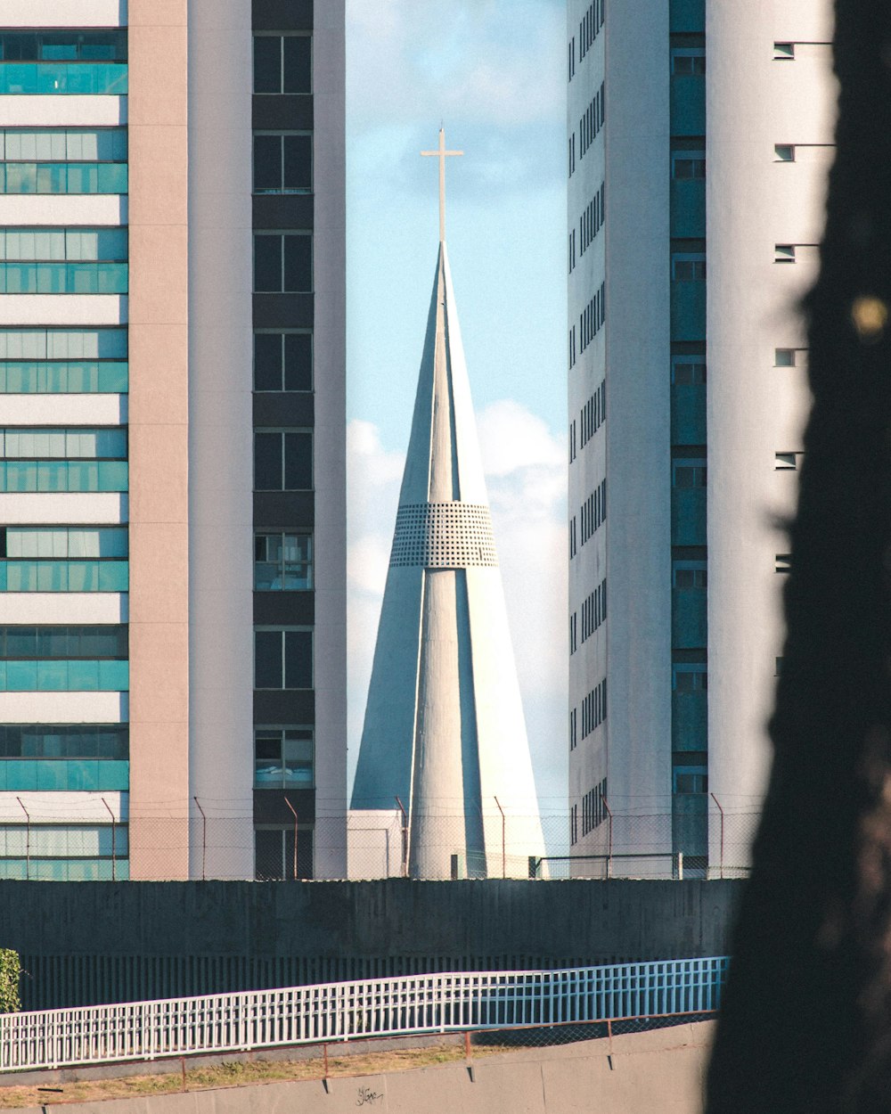 Ein hohes Gebäude mit einem Turm
