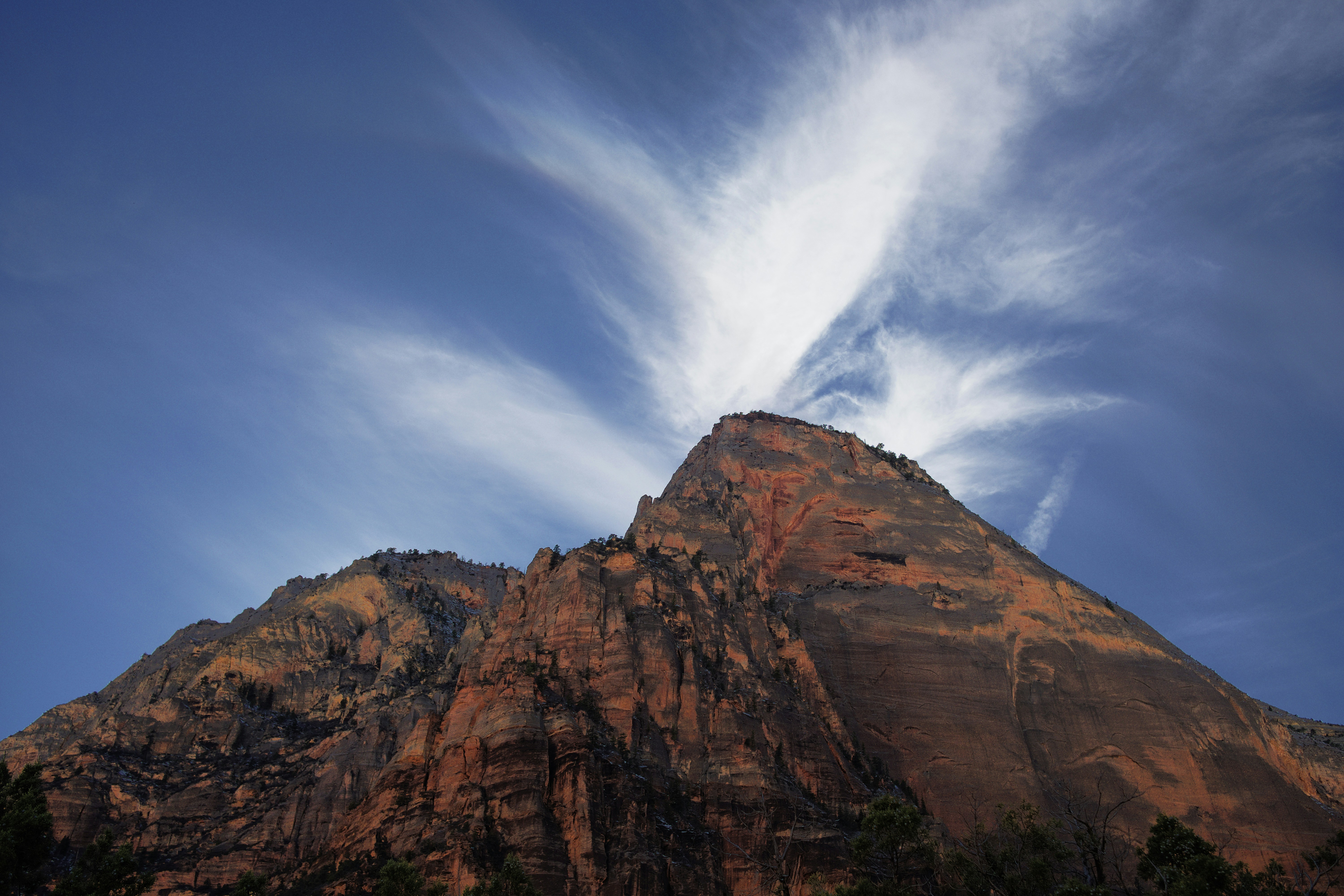 Une montagne avec un ciel nuageux