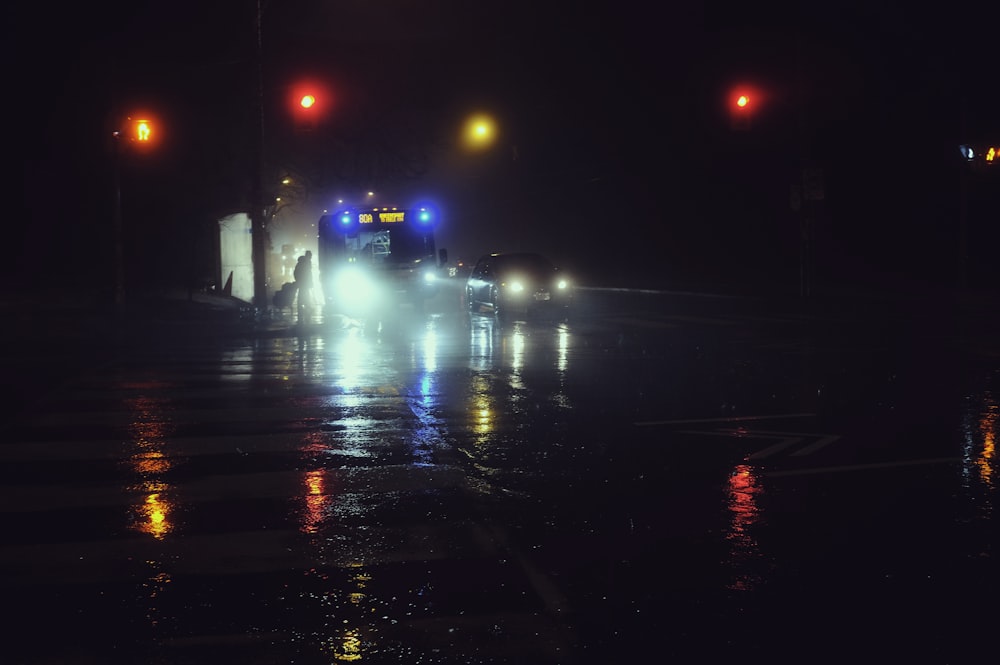 uma rua chuvosa à noite